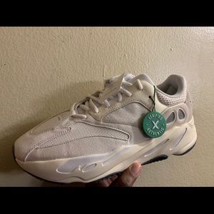 Yeezy 700 analog